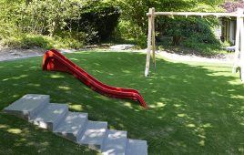 Kunstrasen mit Fallschutz – moderner Spielpark für einen Kindergarten