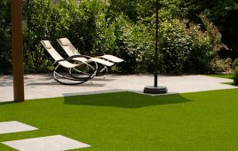 Premium Kunstrasen für den modernen Garten mit Terrasse