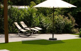 Premium Kunstrasen für den privaten Garten mit Terrasse